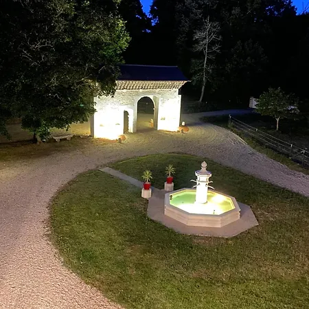 Chateau De Bellevue Et Avec Piscine Saisonal Chauffee Et Partout Climatisees Couette-café Saint-Avit (Charente)
