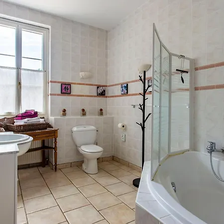 Chateau De Bellevue Et Avec Piscine Saisonal Chauffee Et Partout Climatisees 4*