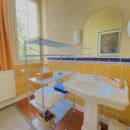 Chateau De Bellevue Et Avec Piscine Saisonal Chauffee Et Partout Climatisees Couette-café Saint-Avit (Charente)