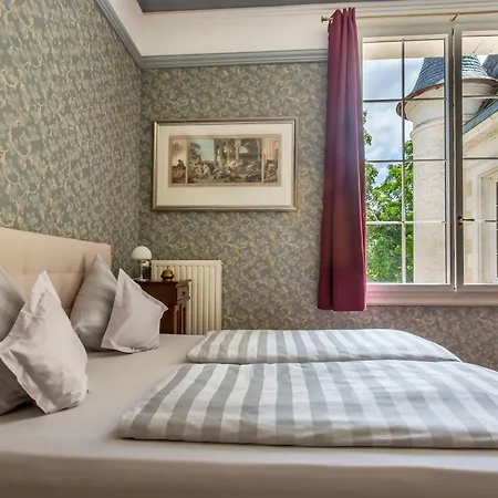 Chateau De Bellevue Et Avec Piscine Saisonal Chauffee Et Partout Climatisees Couette-café 4*